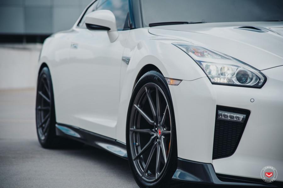 Детали экстерьера Nissan GT-R on Vossen Wheels (M-X2) 2019 года  (фото 18 из 26)